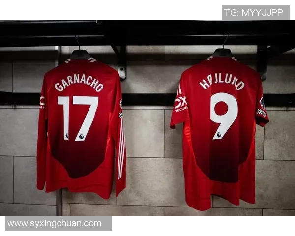 足球明星白色短袖球衣背后的故事与他在赛场上的辉煌成就