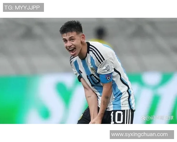 足球明星打手机的瞬间引发热议究竟是谁引起了大家的关注与讨论 足球明星打手机的瞬间引发热议究竟是谁引起了大家的关注与讨论
